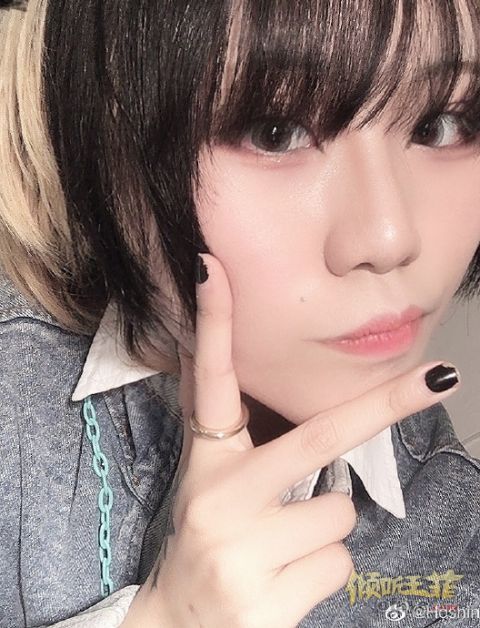 组图：窦唯二女儿窦佳嫄晒挑染金发自拍刘海遮眼比V个性十足