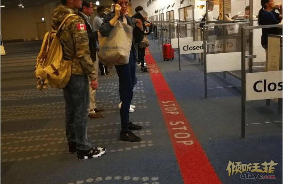 组图：曝王菲谢霆锋低调现身日本双双背包很亲民