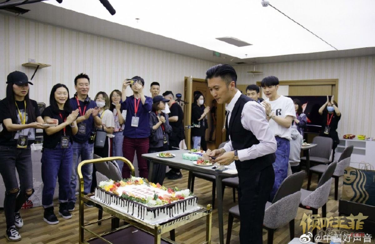 组图：谢霆锋40岁生日派对未见王菲场内外摆放玫瑰超奢华