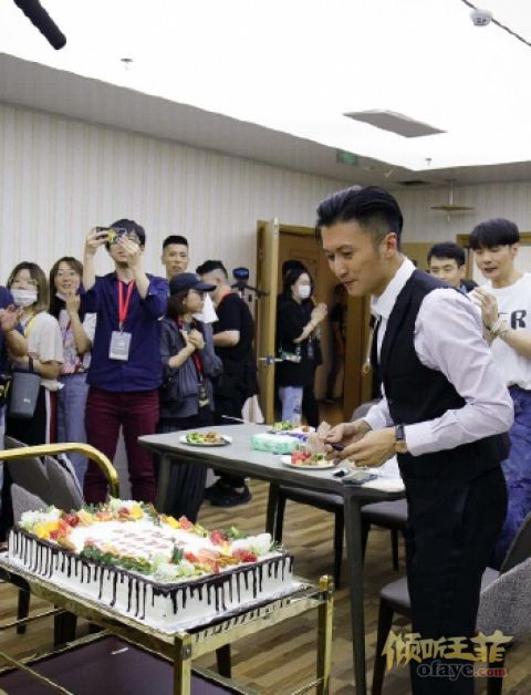 组图：谢霆锋40岁生日派对未见王菲场内外摆放玫瑰超奢华