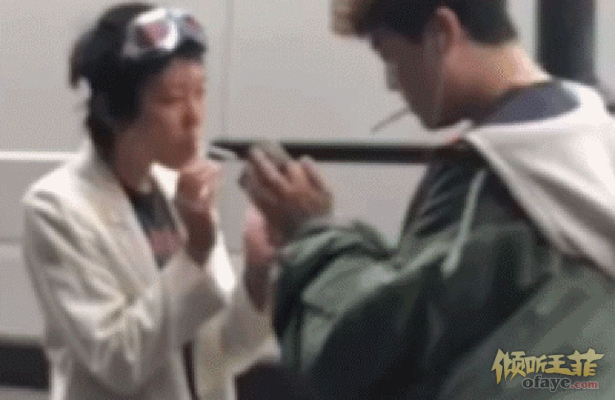 组图：网友伦敦街头偶遇窦靖童抽烟单手插兜姿势潇洒