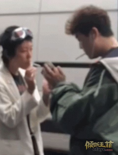 组图：网友伦敦街头偶遇窦靖童抽烟单手插兜姿势潇洒