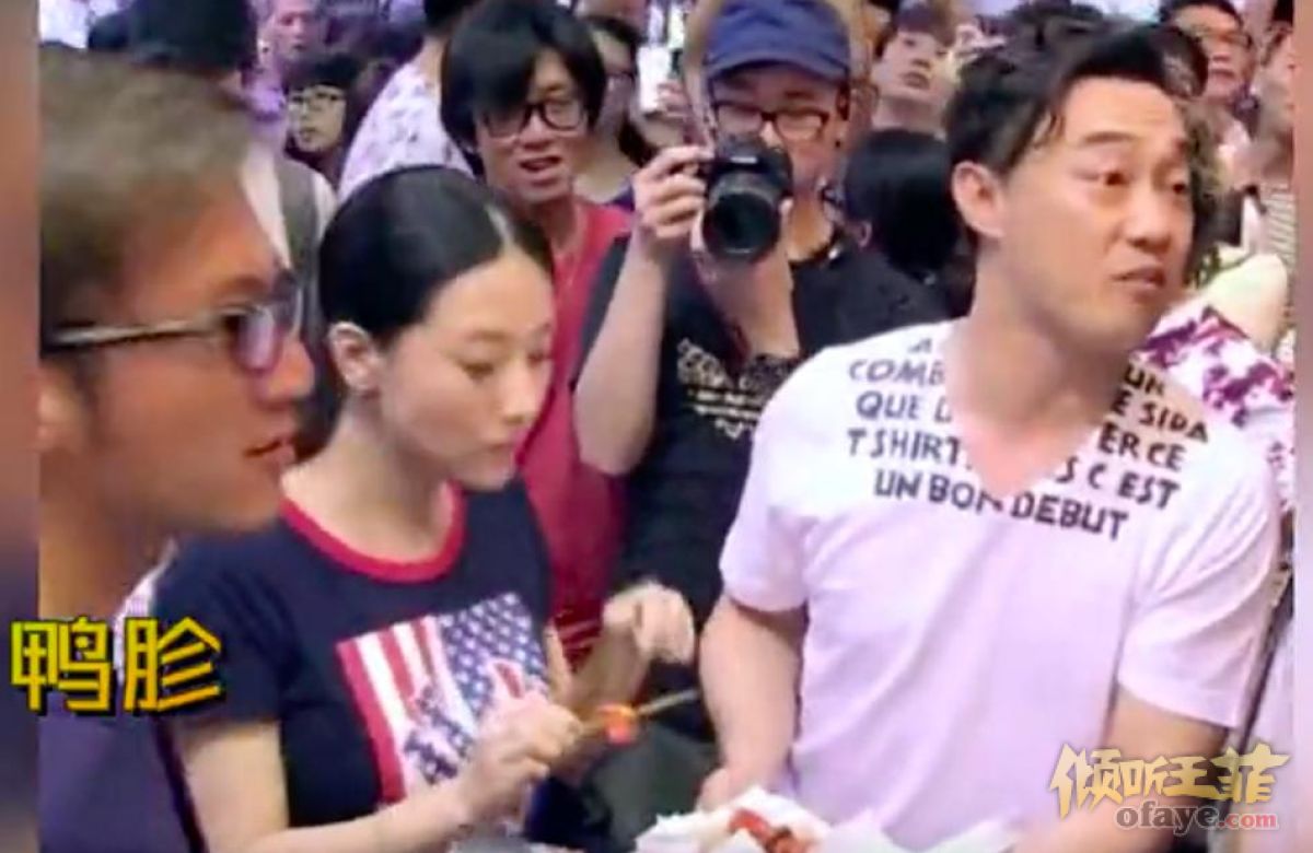 组图：谢霆锋陈奕迅吃路边摊遭老板驱赶“快走别挡我做生意”