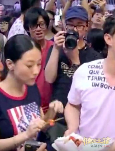 组图：谢霆锋陈奕迅吃路边摊遭老板驱赶“快走别挡我做生意”