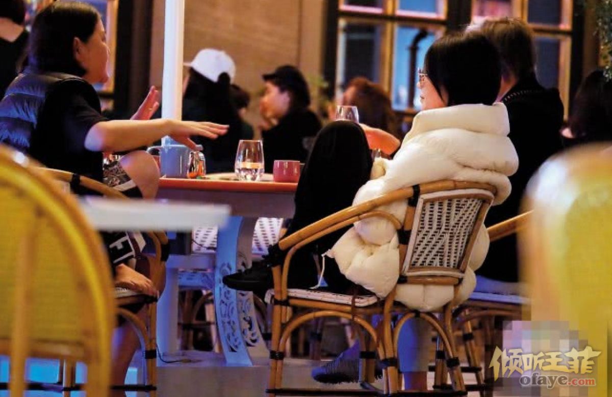 组图：王菲与好友聚餐开心热聊坐姿不拘小节豪迈随性