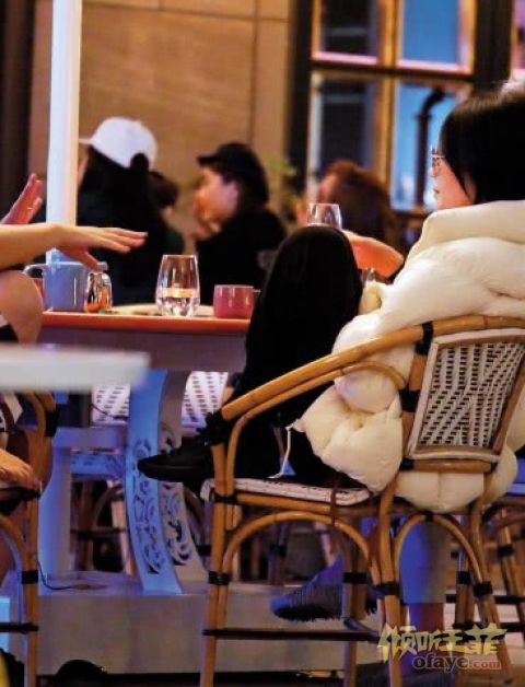 组图：王菲与好友聚餐开心热聊坐姿不拘小节豪迈随性