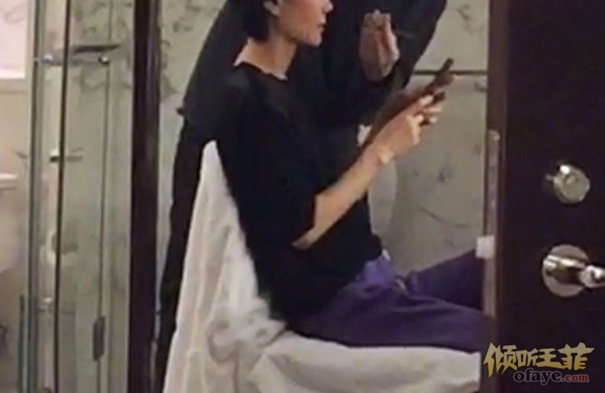 组图：王菲春晚后台化妆照曝光一身休闲装随性但依旧气质足