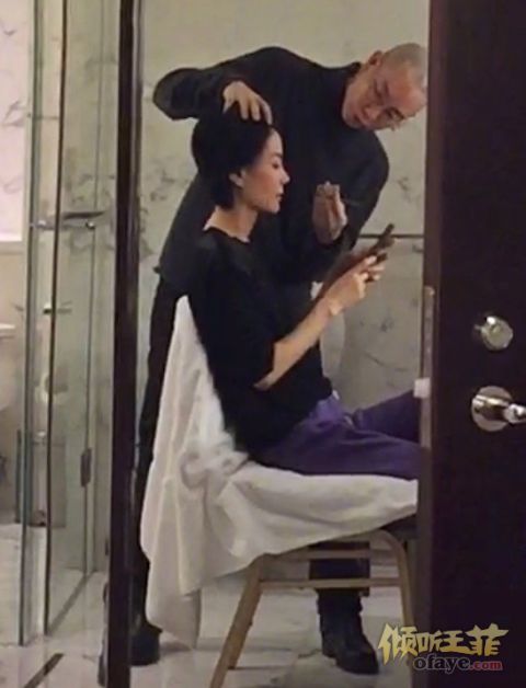 组图：王菲春晚后台化妆照曝光一身休闲装随性但依旧气质足