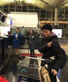 组图：背着吉他去旅行！网友机场偶遇窦靖童一人一包说走就走