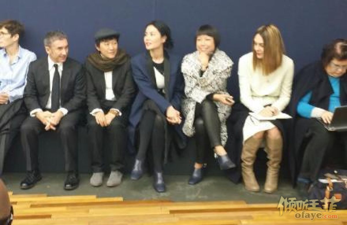王菲亮相巴黎时装秀 粉丝围观气场足