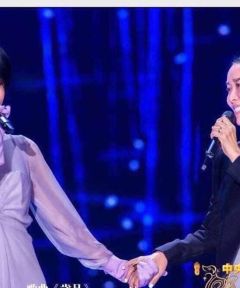 组图：一声姐妹大过天！王菲那英再牵手合唱深情对视感情依旧