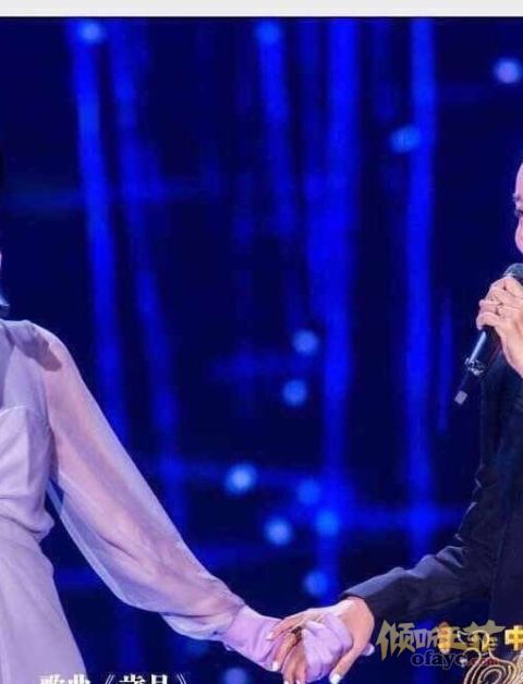 组图：一声姐妹大过天！王菲那英再牵手合唱深情对视感情依旧