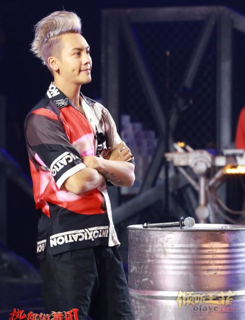 组图：谢霆锋给烫的？陈伟霆银色鸡冠头亮相节目