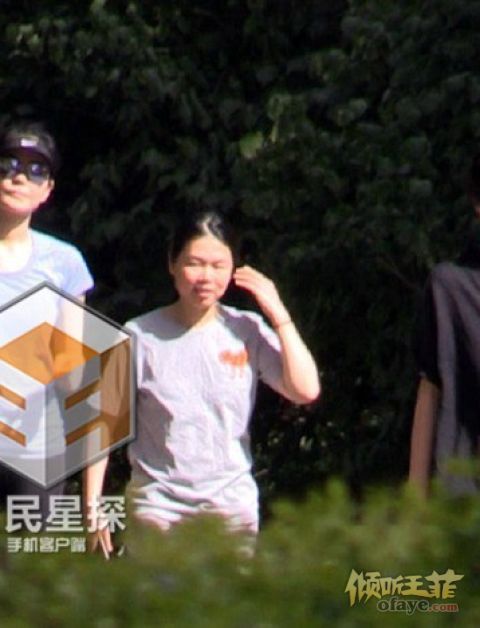 王菲同友人公园散步 小腹平坦无孕相