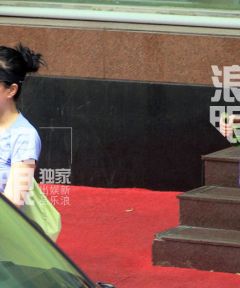 独家：王菲做按摩悠闲度日 小衫清爽性感