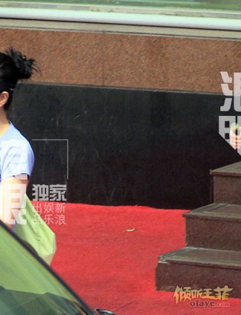 独家：王菲做按摩悠闲度日 小衫清爽性感
