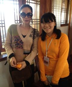 王菲民族风装扮游丽江古镇素颜逛街