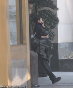 王菲扎小辫现身上海 不顾形象抠鼻子