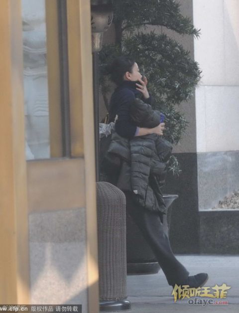 王菲扎小辫现身上海 不顾形象抠鼻子