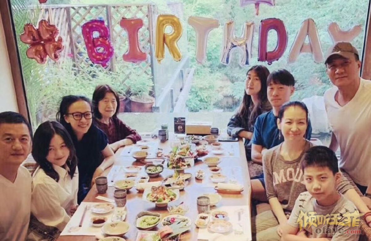 组图：网友晒李亚鹏为李嫣庆生照父女俩一个卖萌一个高冷