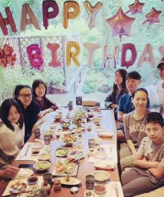 组图：网友晒李亚鹏为李嫣庆生照父女俩一个卖萌一个高冷