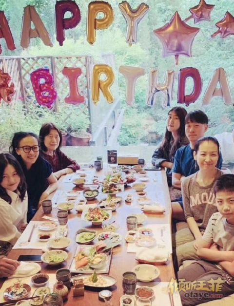 组图：网友晒李亚鹏为李嫣庆生照父女俩一个卖萌一个高冷