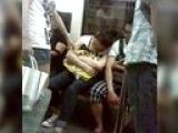 地铁借肩膀乘客错过12站 睡神终寻"真爱"