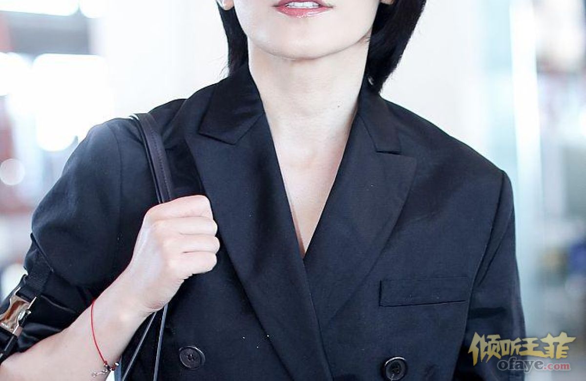 组图：撞脸王菲！47岁俞飞鸿穿西装优雅干练御姐范