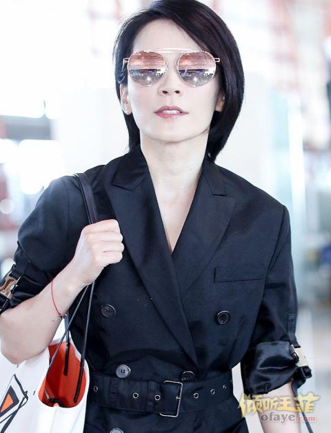 组图：撞脸王菲！47岁俞飞鸿穿西装优雅干练御姐范