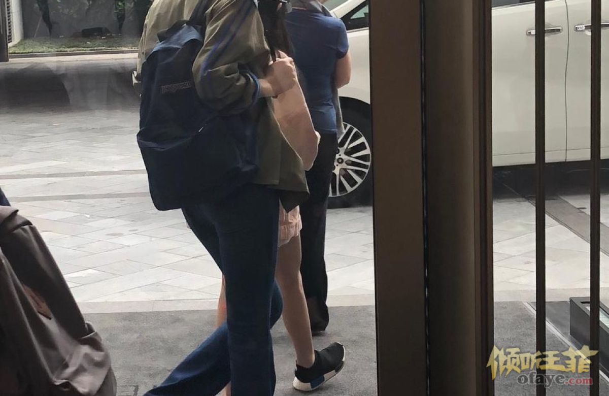 组图：王菲母女香港遭偶遇李嫣穿搭时髦比妈妈更吸睛