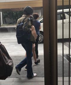 组图：王菲母女香港遭偶遇李嫣穿搭时髦比妈妈更吸睛