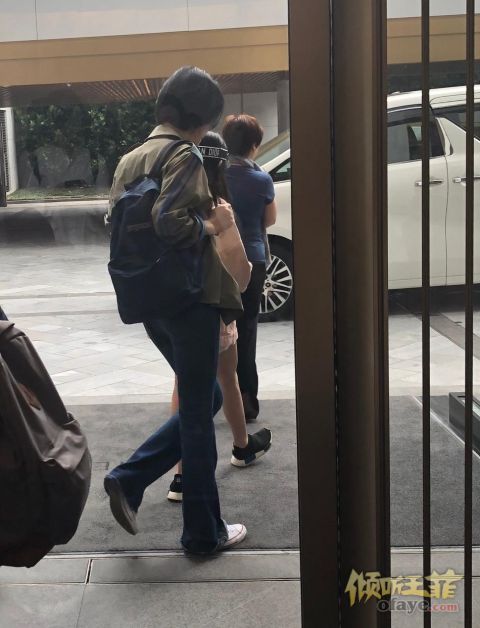 组图：王菲母女香港遭偶遇李嫣穿搭时髦比妈妈更吸睛