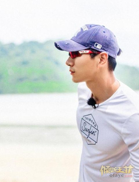 组图：黄晓明曝赵薇曾跟王菲学唱歌周冬雨摇身一变当主厨