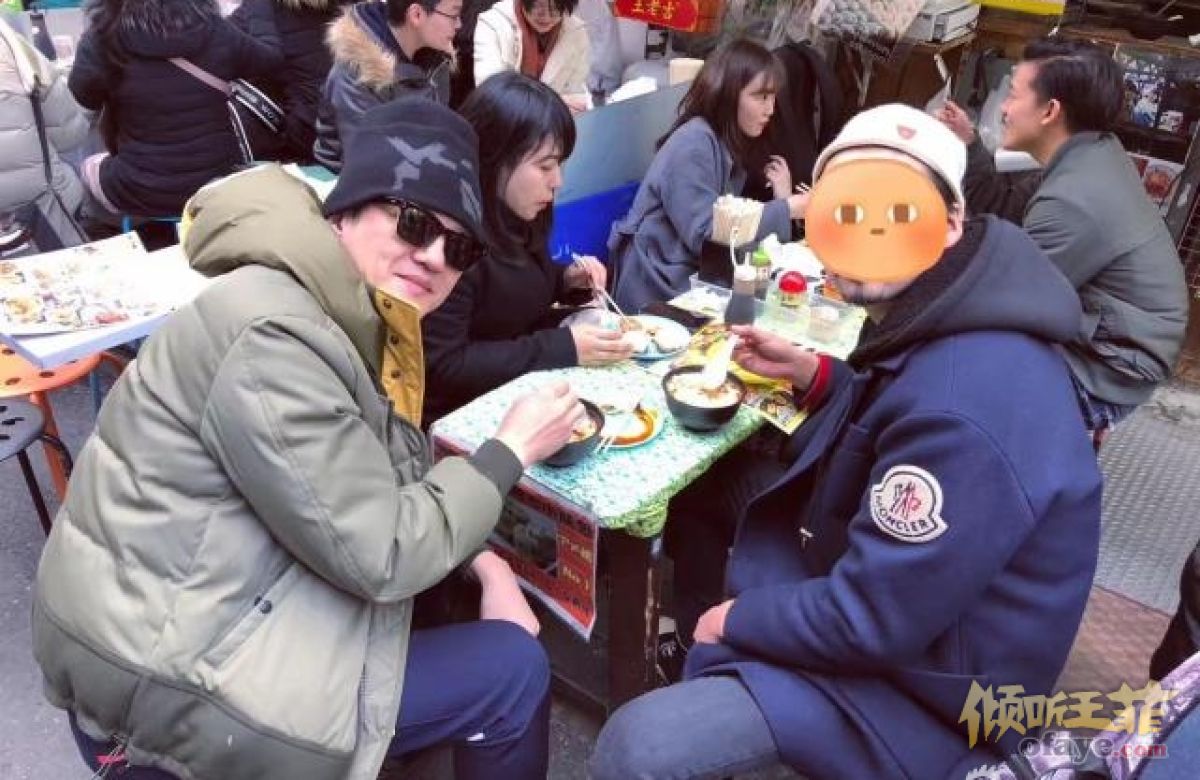 组图：李亚鹏与经纪人同游日本坐街边摊吃豆腐脑