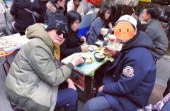 组图：李亚鹏与经纪人同游日本坐街边摊吃豆腐脑