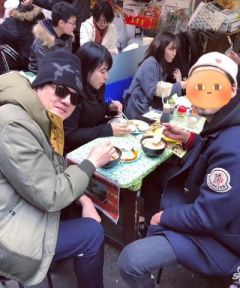 组图：李亚鹏与经纪人同游日本坐街边摊吃豆腐脑