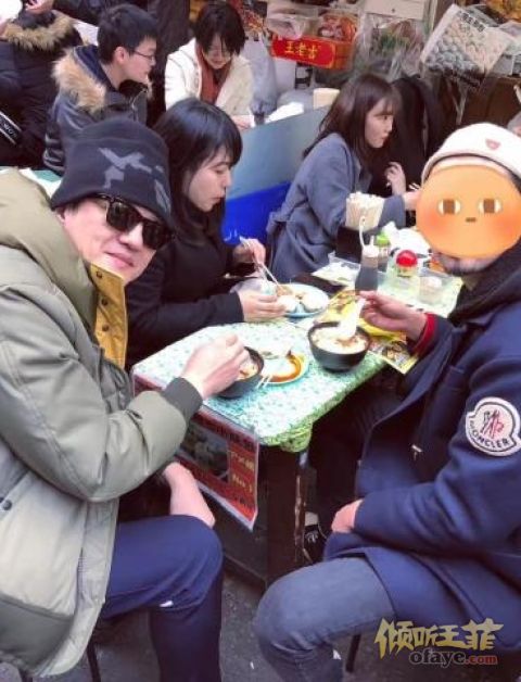 组图：李亚鹏与经纪人同游日本坐街边摊吃豆腐脑