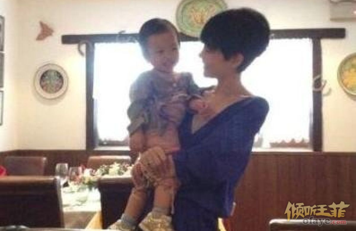 王菲怀抱赵薇爱女微笑 墨镜遮面心情大好