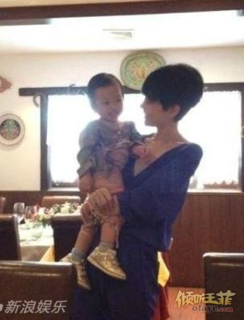 王菲怀抱赵薇爱女微笑 墨镜遮面心情大好