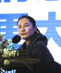 组图：窦唯49岁前妻近照曝光独自抚养女儿未再婚