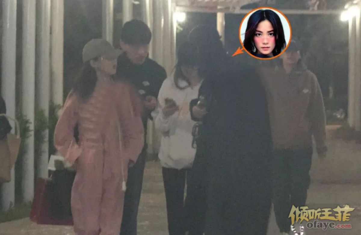 组图：李嫣陪王菲出门身高快追上妈妈王菲低头双手插袋酷劲足