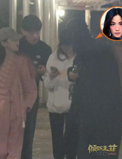 组图：李嫣陪王菲出门身高快追上妈妈王菲低头双手插袋酷劲足