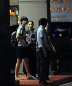 王菲与友人聚餐 饭店门口有说有笑