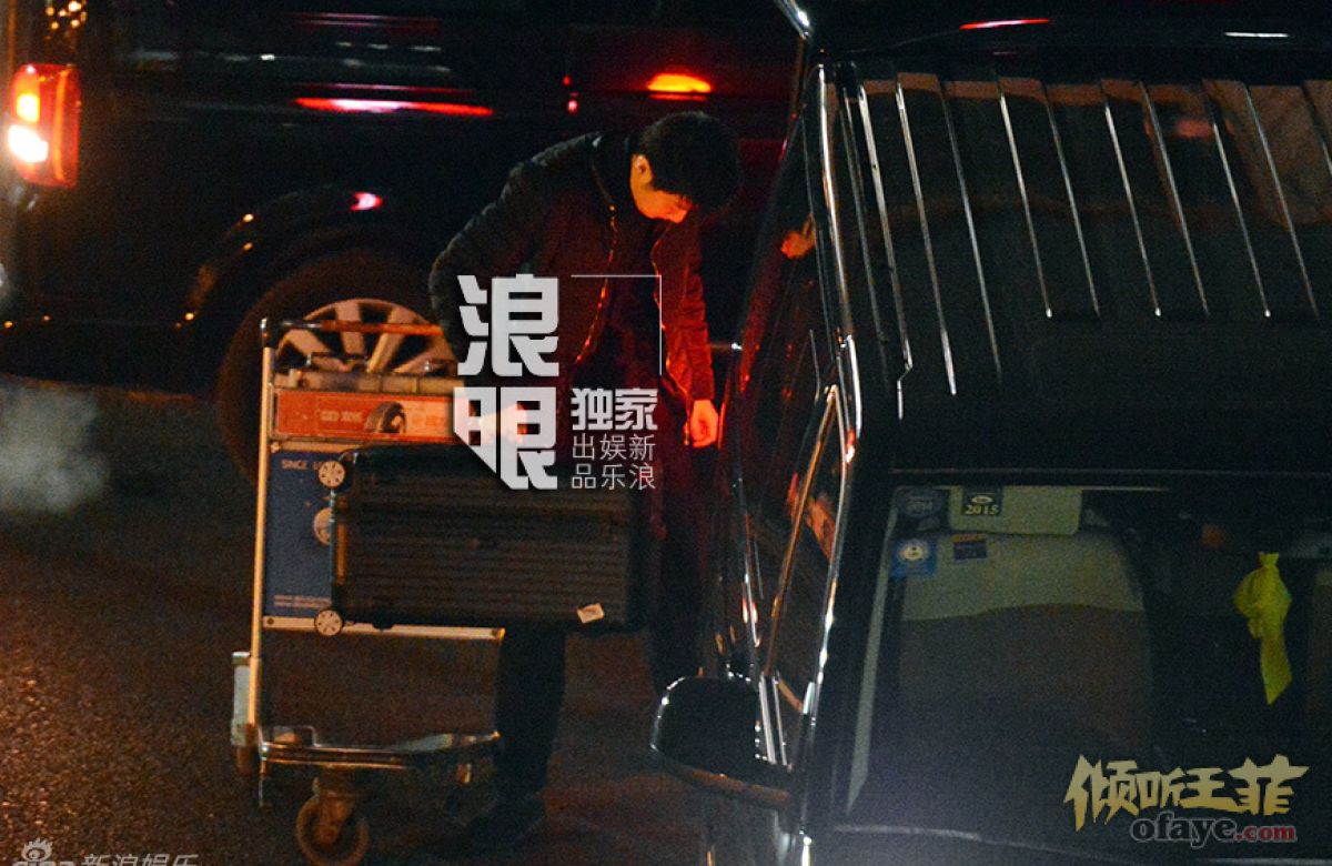 独家：王菲与谢霆锋度假后回京 天寒裹紧大衣