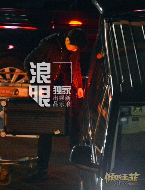 独家：王菲与谢霆锋度假后回京 天寒裹紧大衣