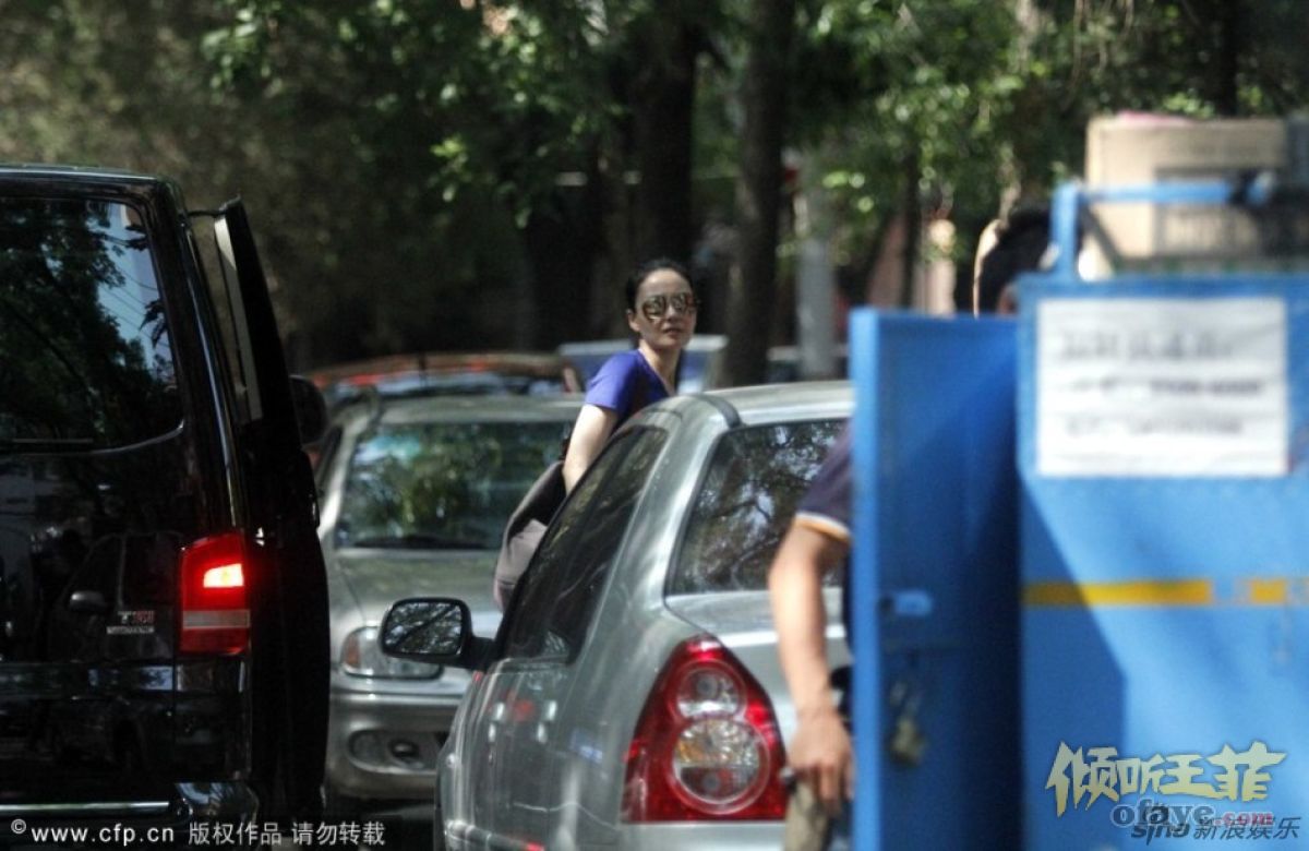 王菲约友人外出串门 墨镜难遮白皙皮肤