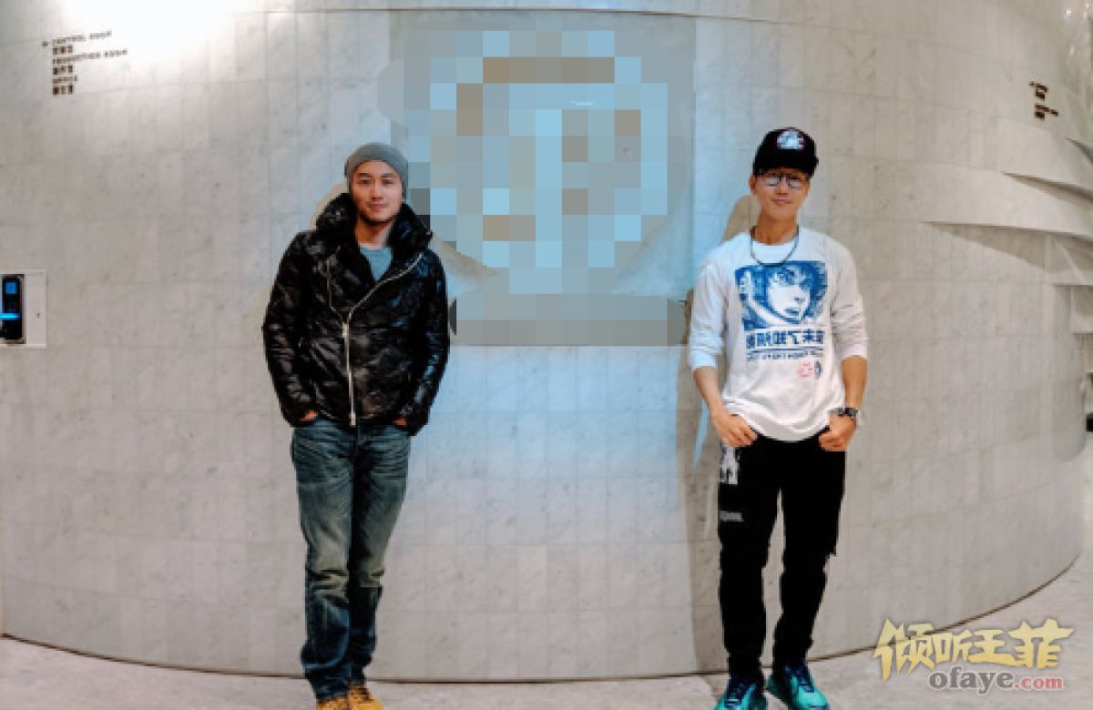 组图：林俊杰与谢霆锋一同出游两手插兜合影帅气有型