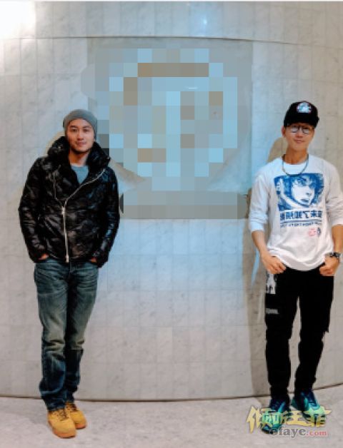 组图：林俊杰与谢霆锋一同出游两手插兜合影帅气有型