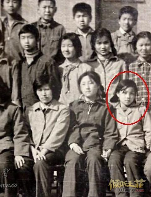 组图：王菲12岁旧照曝光懵懂青涩眼神不羁从小就有范儿