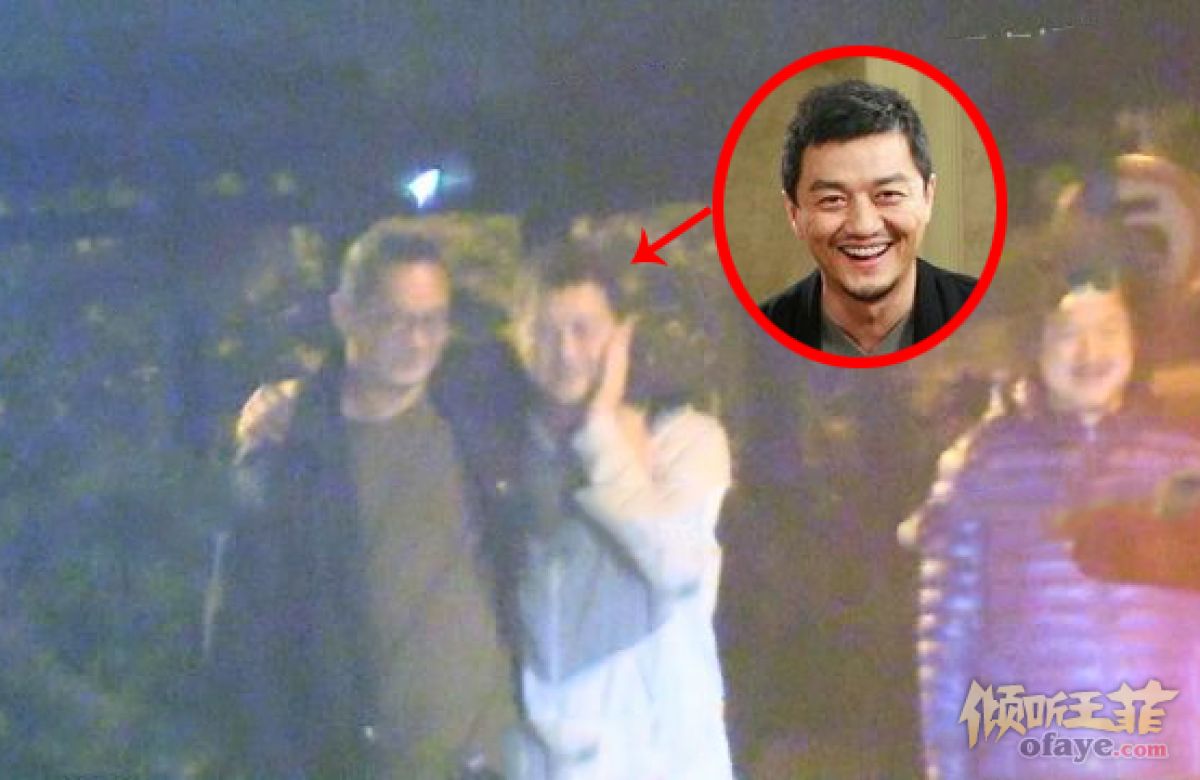 组图：李亚鹏深夜与好友聚会笑容满面未受4000万债务案影响
